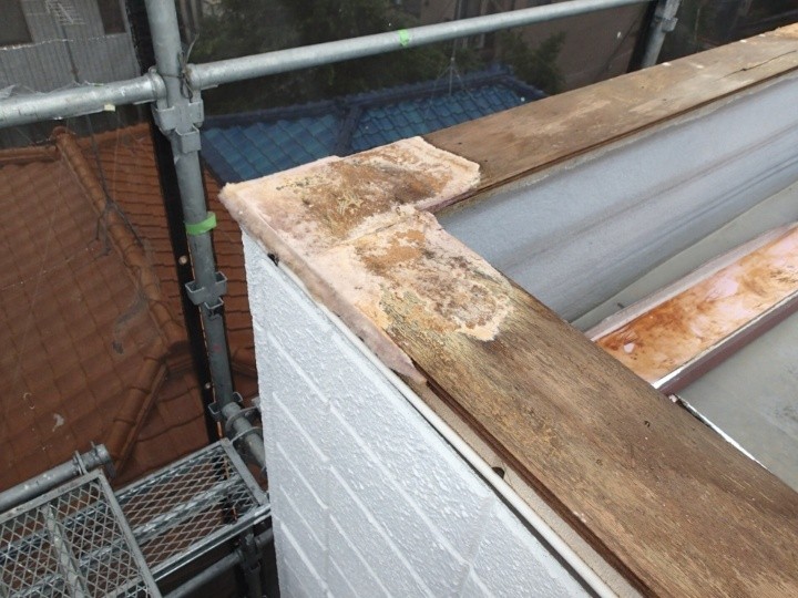 既存の劣化した笠木を撤去した後の状態