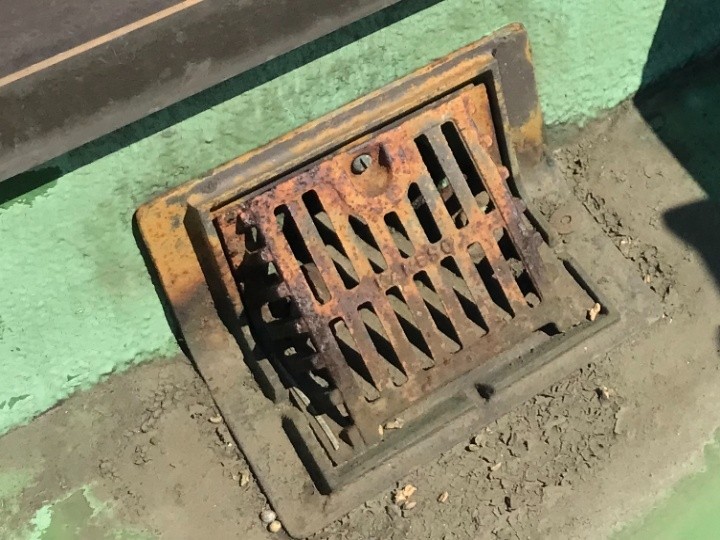 排水ドレンの周辺に汚泥の蓄積