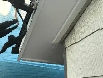外壁との取り合い部分に廻り縁を取り付け