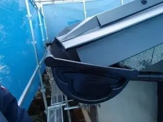 雨樋の交換工事している作業工程