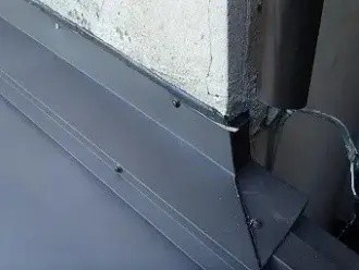 取り合い部分をシーリングで防水処理する作業工程