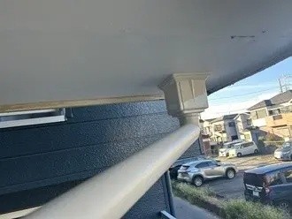 竪樋の取り付け