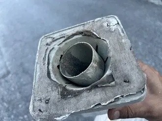 強風で破損した雨樋の状態を確認