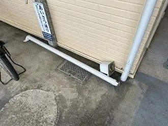 雨樋が落下し落下時の衝撃で一部が破損している状況