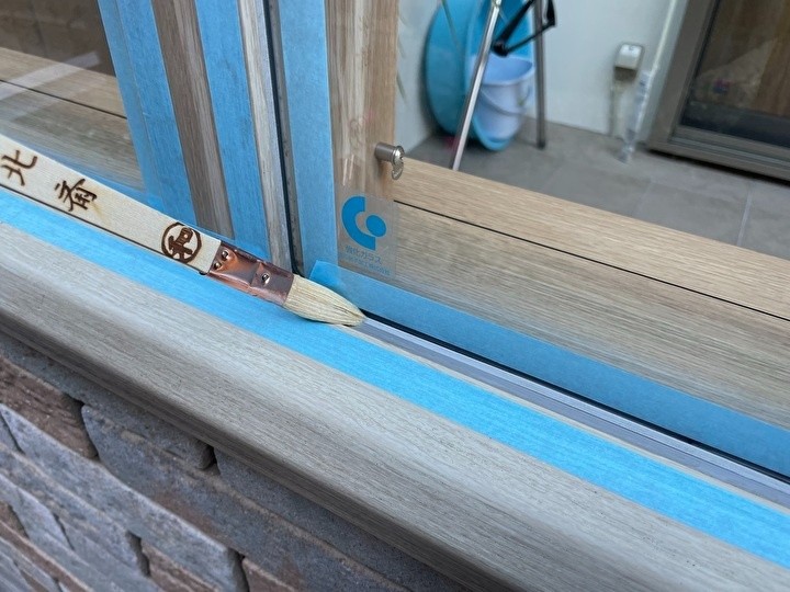 シーリングを充填する箇所にシールプライマーを塗布