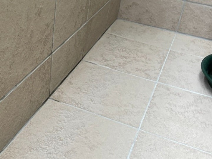 雨染みしている腰壁