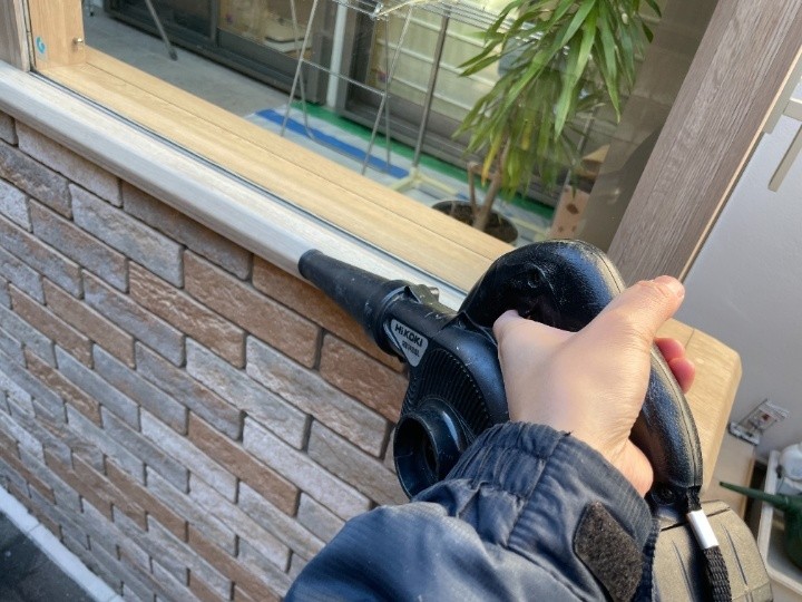 シーリングを施工する前の目地周り清掃作業