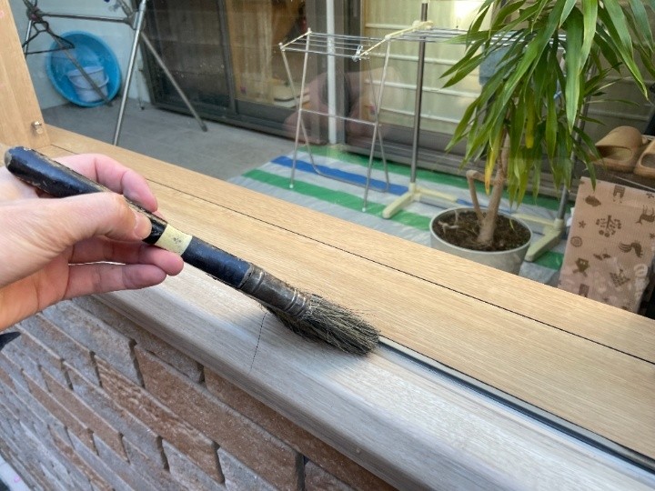 シーリング処理する前に目地周りを清掃