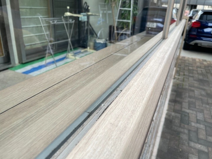 経年劣化でシーリングの接着面にわずかな剥離が発生