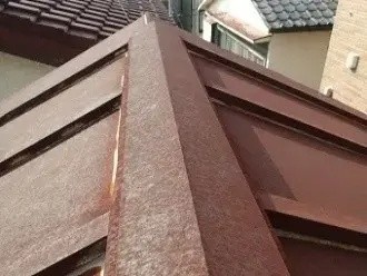 塗膜や亜鉛メッキが剥がれ鋼板そのものが露出してる状態