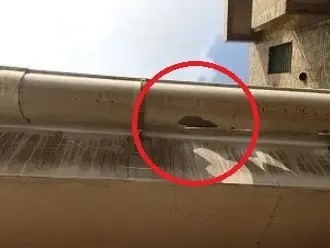 雨樋に大きな穴が開いており機能が果たせない状態