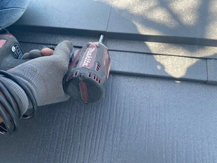 ビスで棟板金を固定