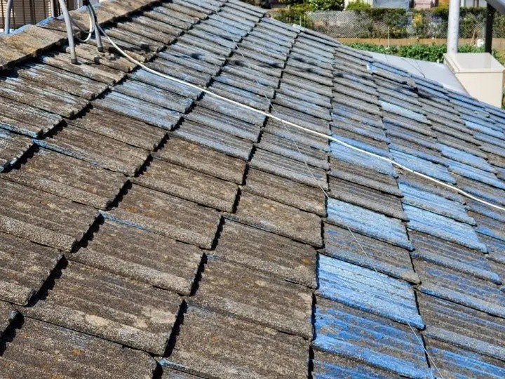 下地材が劣化して雨漏りする屋根