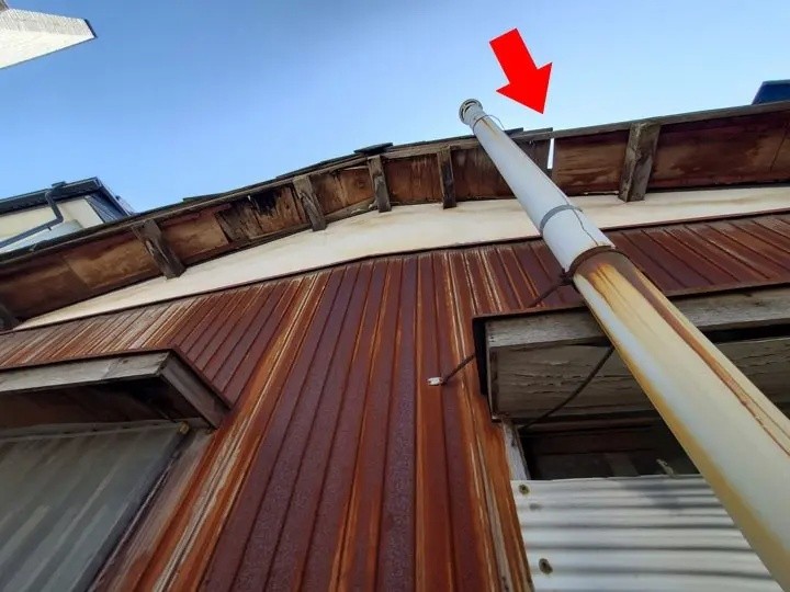 ケラバに葺かれていた「袖瓦」が強風の影響で外れている状態