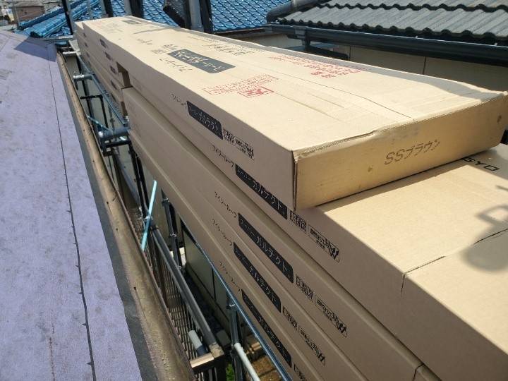 屋根材スーパーガルテクトを設置する作業工程