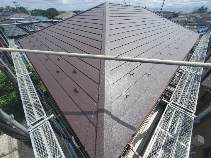 スレート屋根にスーパーガルテクトを用いた屋根カバー工事後の外観