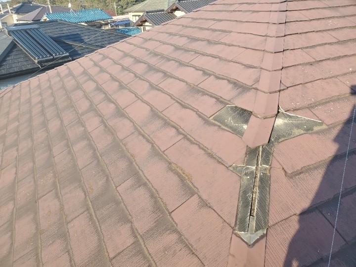 スレート材の一部が飛散している状態