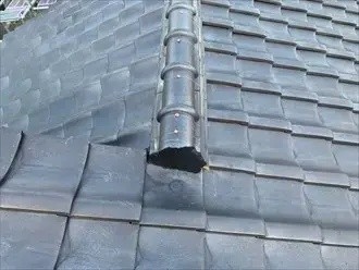 冠瓦を被せたうえで銅線を結んで固定