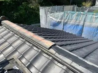 熨斗瓦（のしかわら）を並べる作業工程