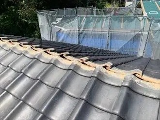 冠瓦を取り外した後に熨斗瓦（のしかわら）を取り外し