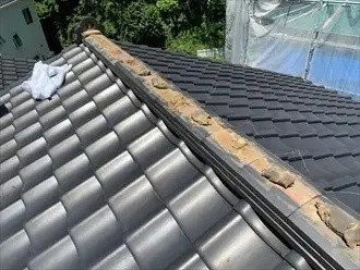 銅線を切断し冠瓦を取り外し