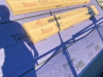 屋根材「IG工業 スーパーガルテクト」を敷設する作業工程