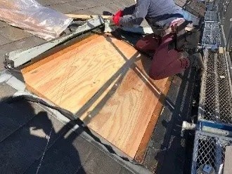 天窓部分を塞ぐ作業