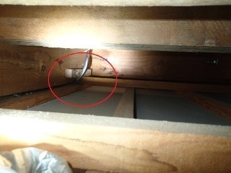 壁際の桁（けた）周辺に漏水の跡が集中している状況