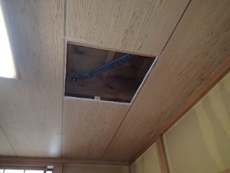 和室の天井に天井点検口を新設