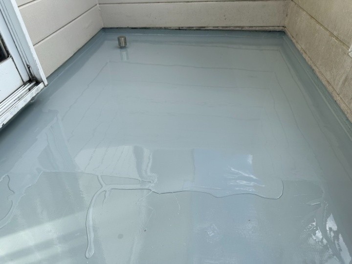 ウレタン防水の2層目の塗布作業