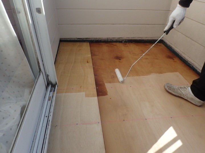 床面および立ち上がり部分にプライマーを塗布