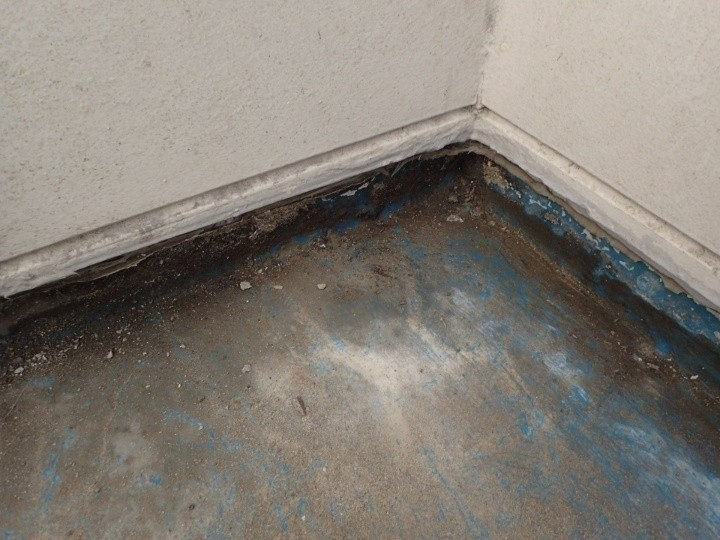 モルタルの斫り作業が完了