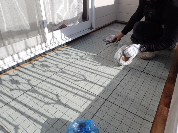 通気緩衝シートの設置作業