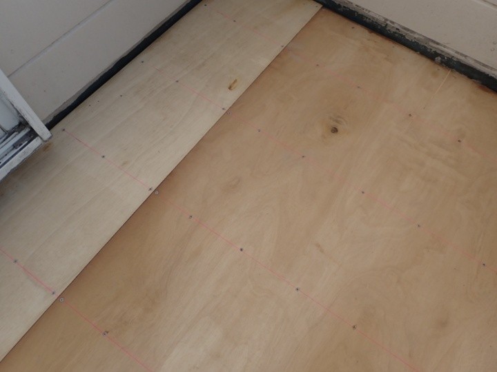 床補強にコンパネを設置