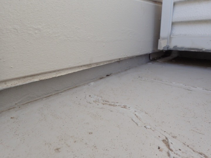 床面と外壁の間にほとんど隙間がない状態