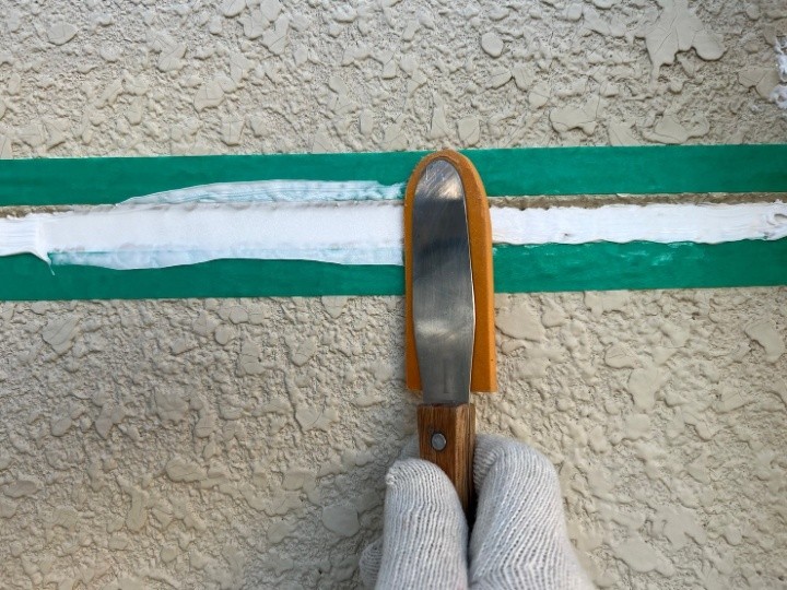 オートンCP-1を目地に充填し仕上げ用のヘラで表面を整える