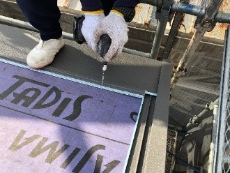 「スーパーガルテクト」は墨出しで確認したタルキの位置に沿ってビスで固定