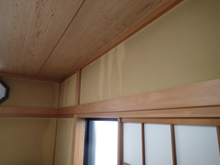 1階和室の天井下部の壁に大きな雨染み