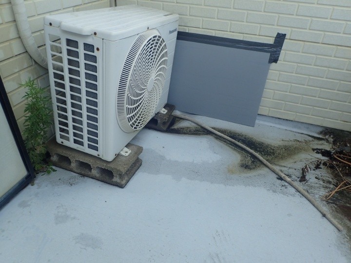 雨漏りが発生している箇所の上部床面が一部沈下している状態