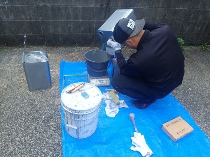 計量器を用いて規定の配合でトップコートを正確に調合