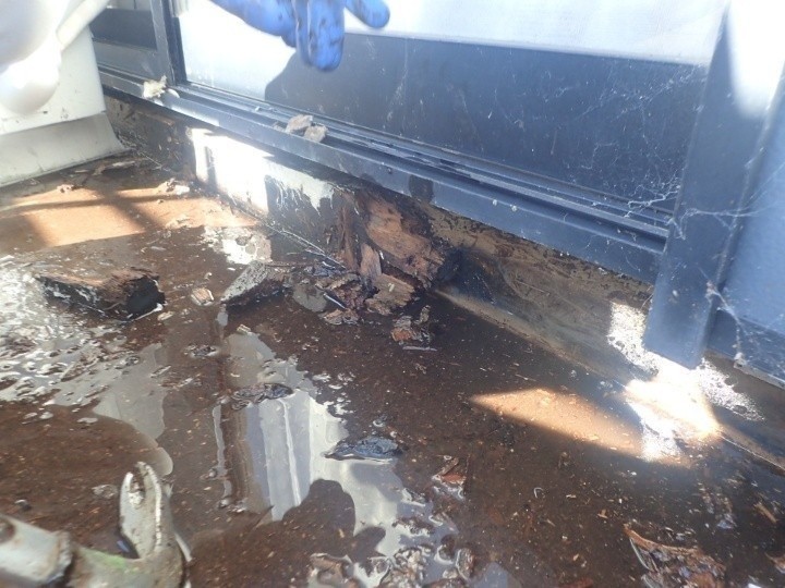 床材の剥がし作業と併せて垂木の撤去する作業工程