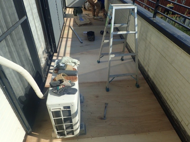 垂木を設置し上から野地板を取り付け作業