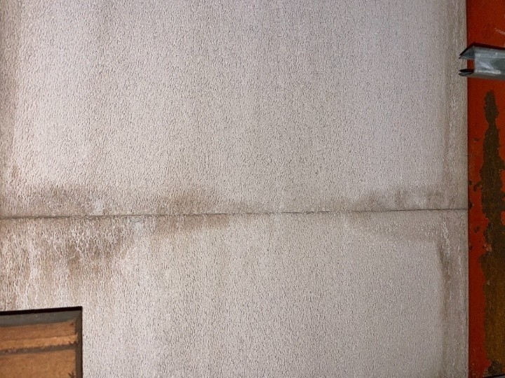 ALCパネルの継ぎ目付近に黒ずみ