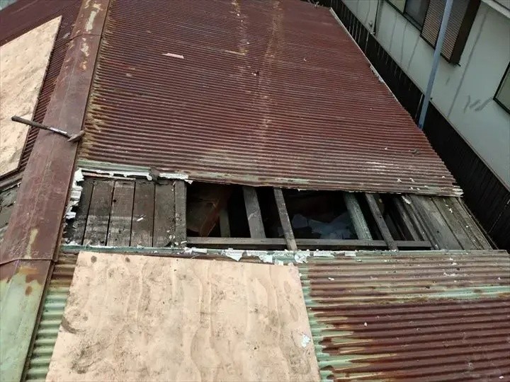 劣化したポリカ波板の撤去作業