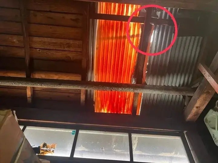 ポリカ波板には隙間が生じて雨水が浸入している状況