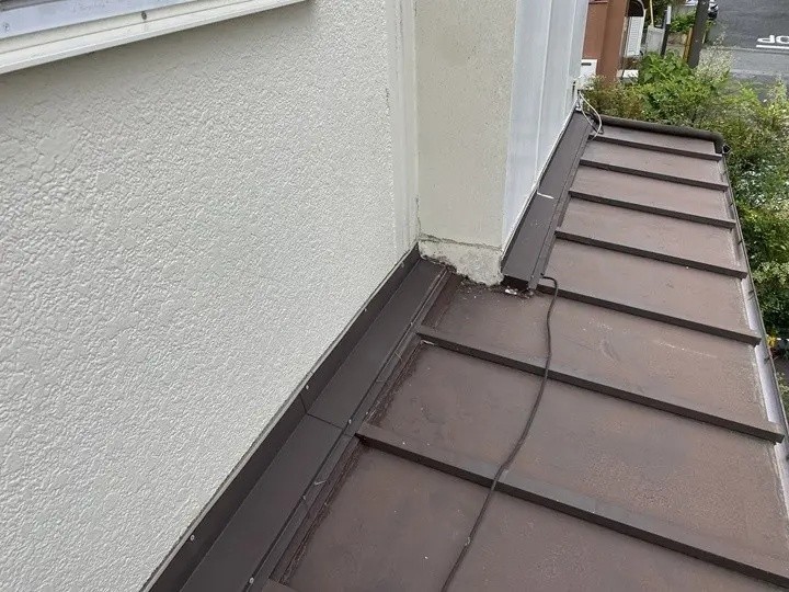 雨漏り補修工事前の屋根