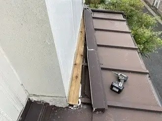 雨押え板金の移設作業