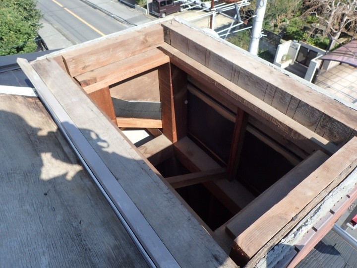 錆びて外れた飾り煙突の板金に補修工事を行い雨漏り対策