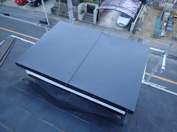 錆びて外れた飾り煙突の板金に補修工事を行い雨漏り対策
