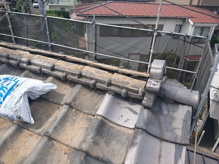 棟瓦の積み直し途中